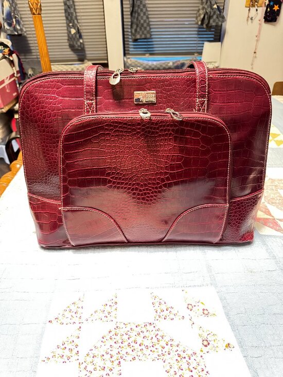 Case Logic Accessories - CaseLogic Faux Aligator Burgundy Laptop Tote